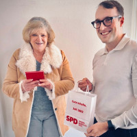 Petra erhält ihr Parteibuch